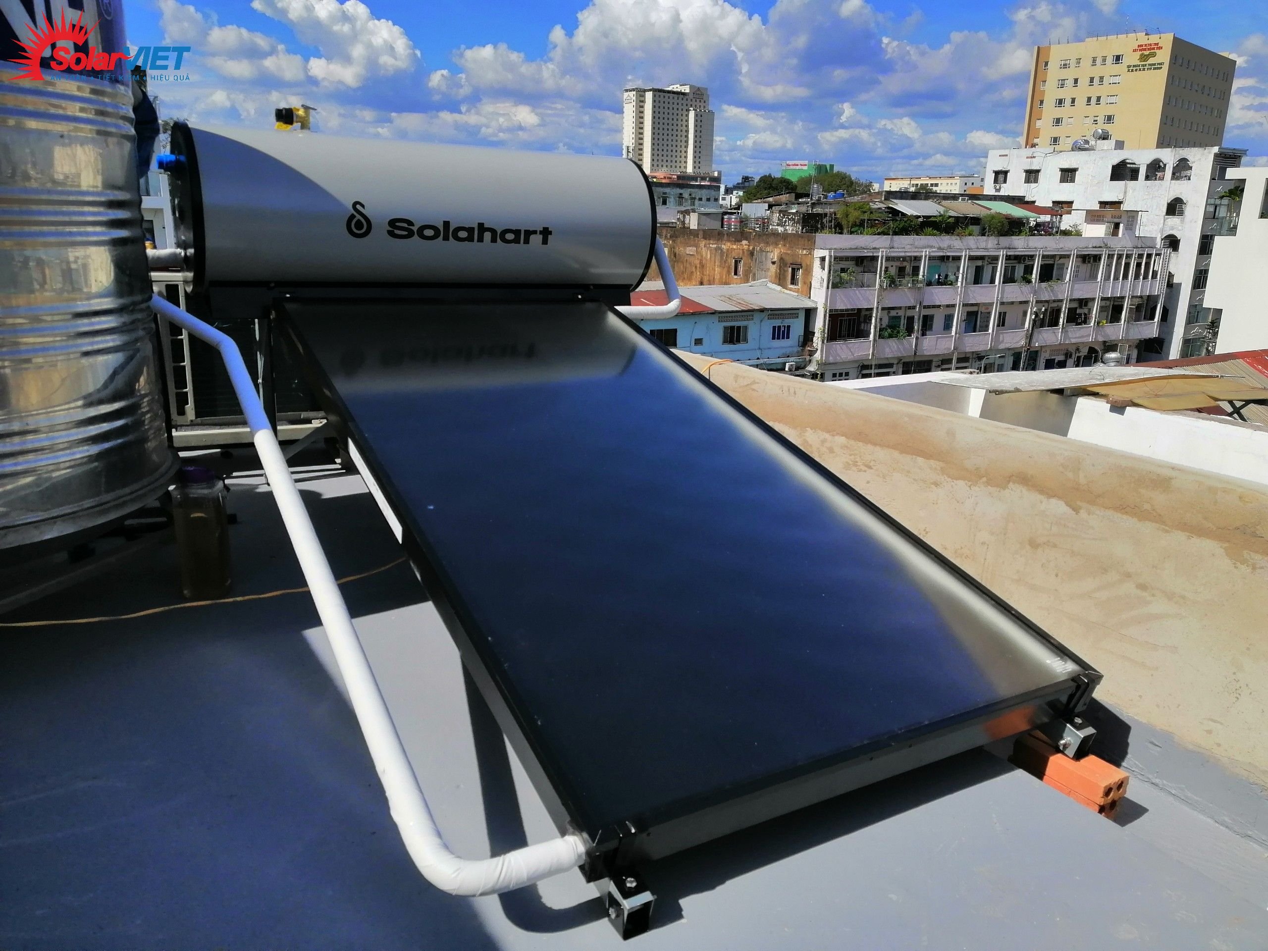 Read more about the article Lắp máy nước nóng năng lượng mặt trời lắp trên mái ngói sao cho thẩm mỹ và bền