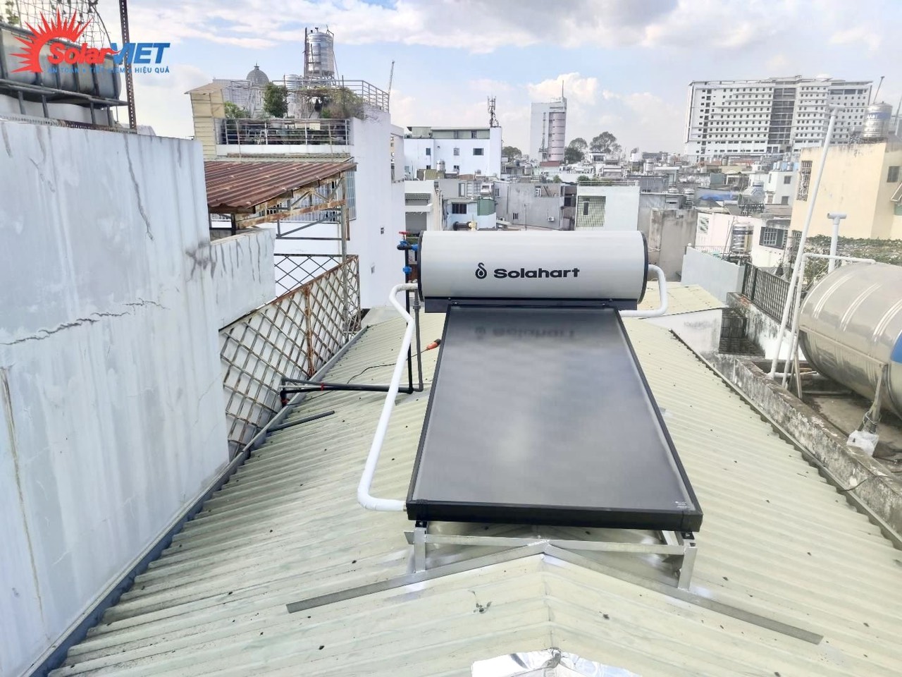 Read more about the article Chọn máy nước nóng năng lượng mặt trời chịu áp lực mạnh Solahart cho nhà mái tôn
